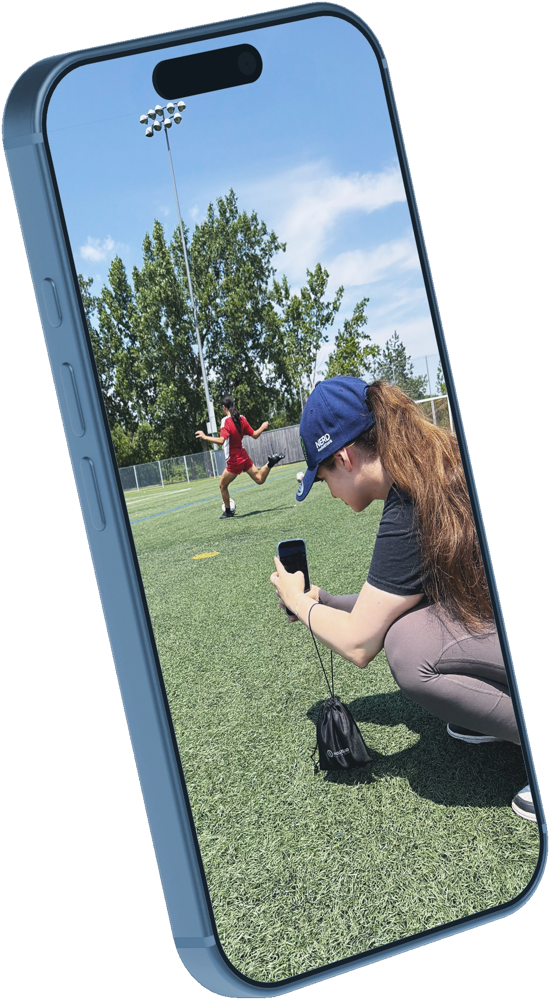 Deux téléphones montrent des capsules vidéo tournées par Nerd Marketing pour ses clients