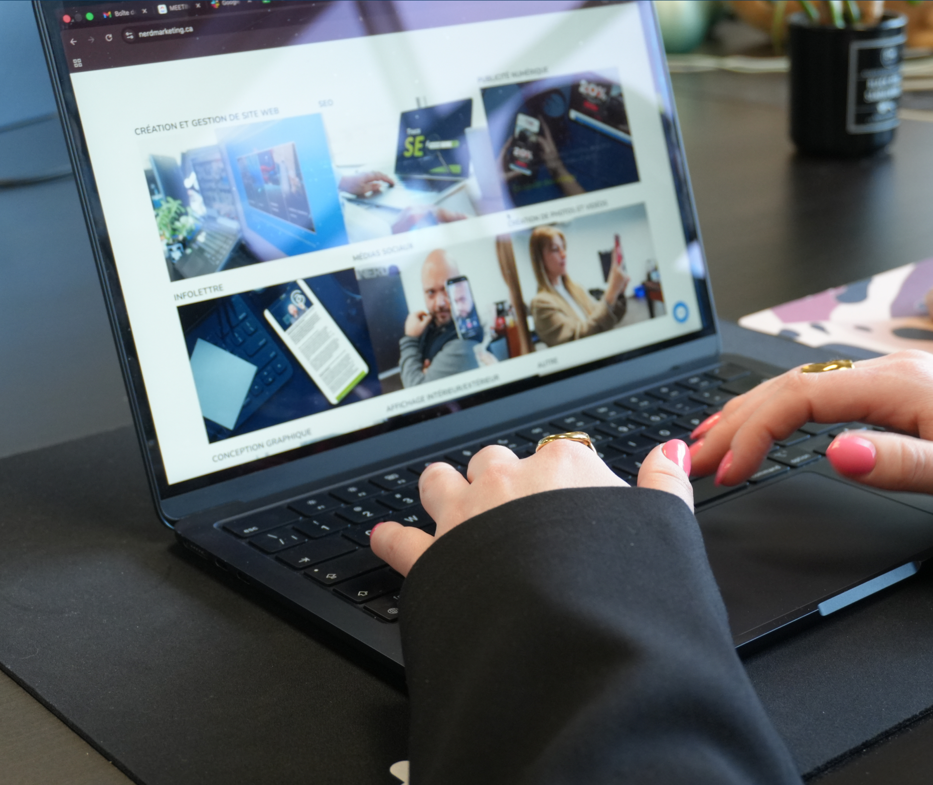 Une conseillère Nerd Marketing navigue sur le site nerdmarketing.ca depuis un ordinateur portable