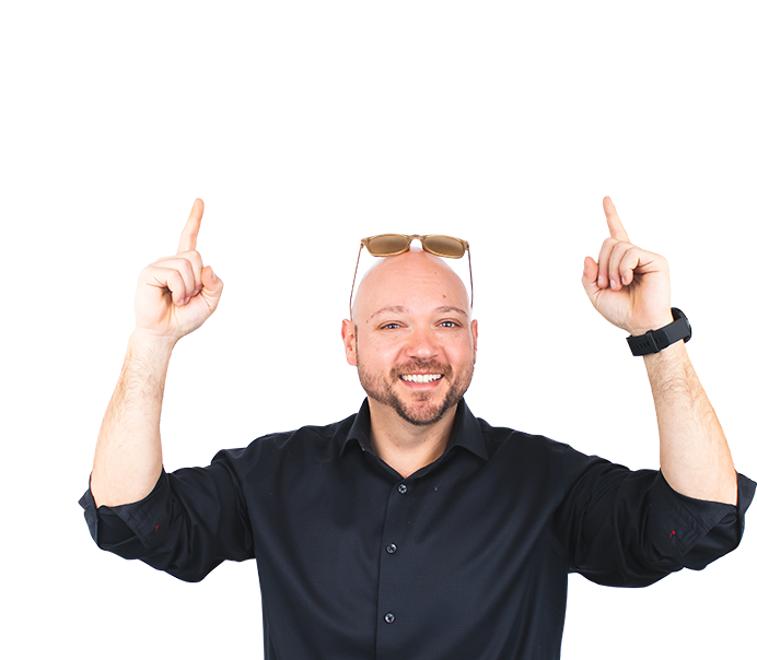 Un conseiller de Nerd Marketing pointe vers le formulaire