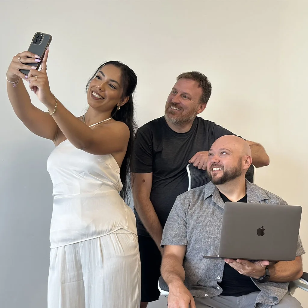 Trois membres de l’équipe Nerd Marketing réunis pour une photo de groupe