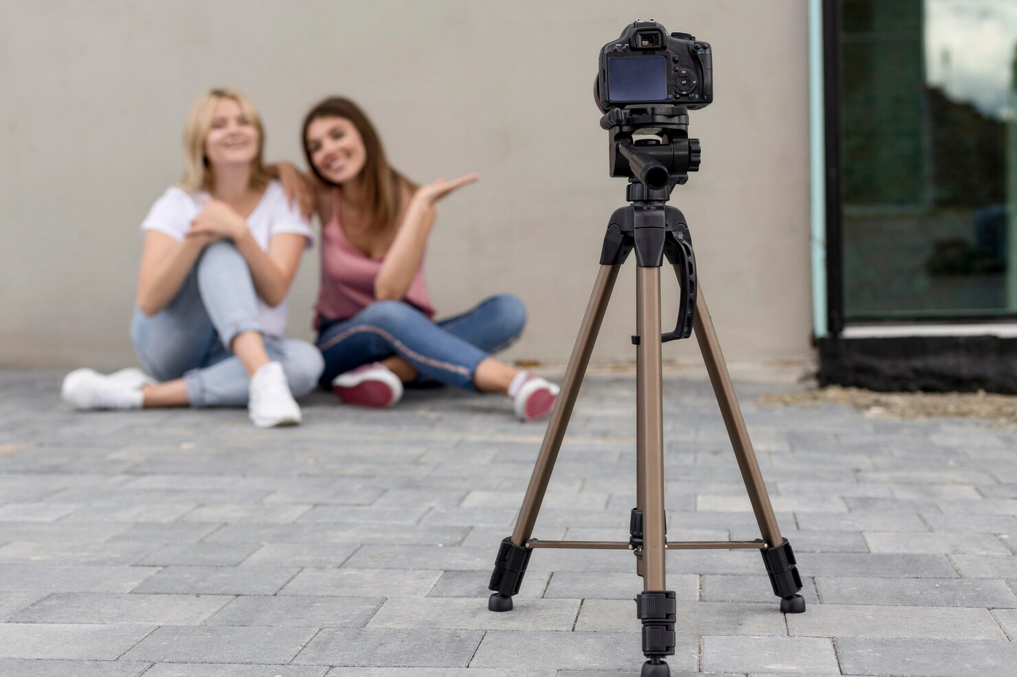 Stabilisateur caméra. Prise de photo. Filles prenant une photo. Équipement de photographie. Nerd Marketing. Accessoires de caméra. Création de contenu. Photographie numérique. Techniques de stabilisation. Photo professionnelle. Outils de prise de vue. Photographie de groupe