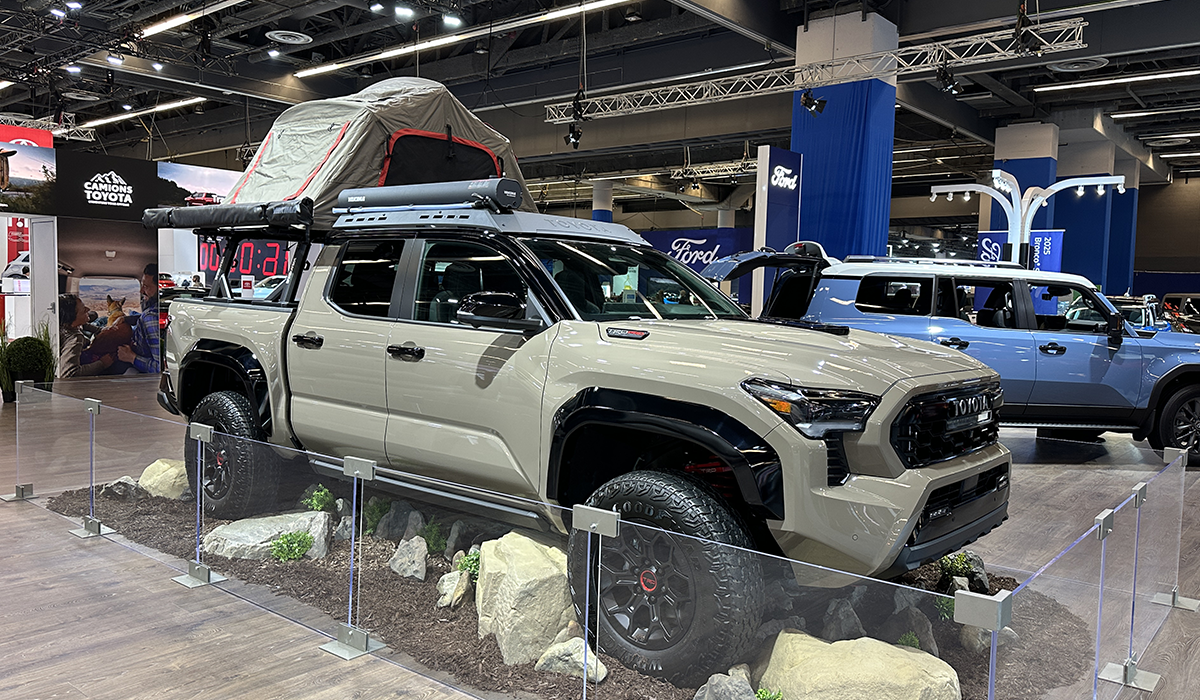 Toyota Tacoma, camion tout-terrain, camping, Salon de l'auto Montréal, aventure extérieure, Toyota Tacoma, off-road truck, camping, Montreal Auto Show, outdoor adventure,