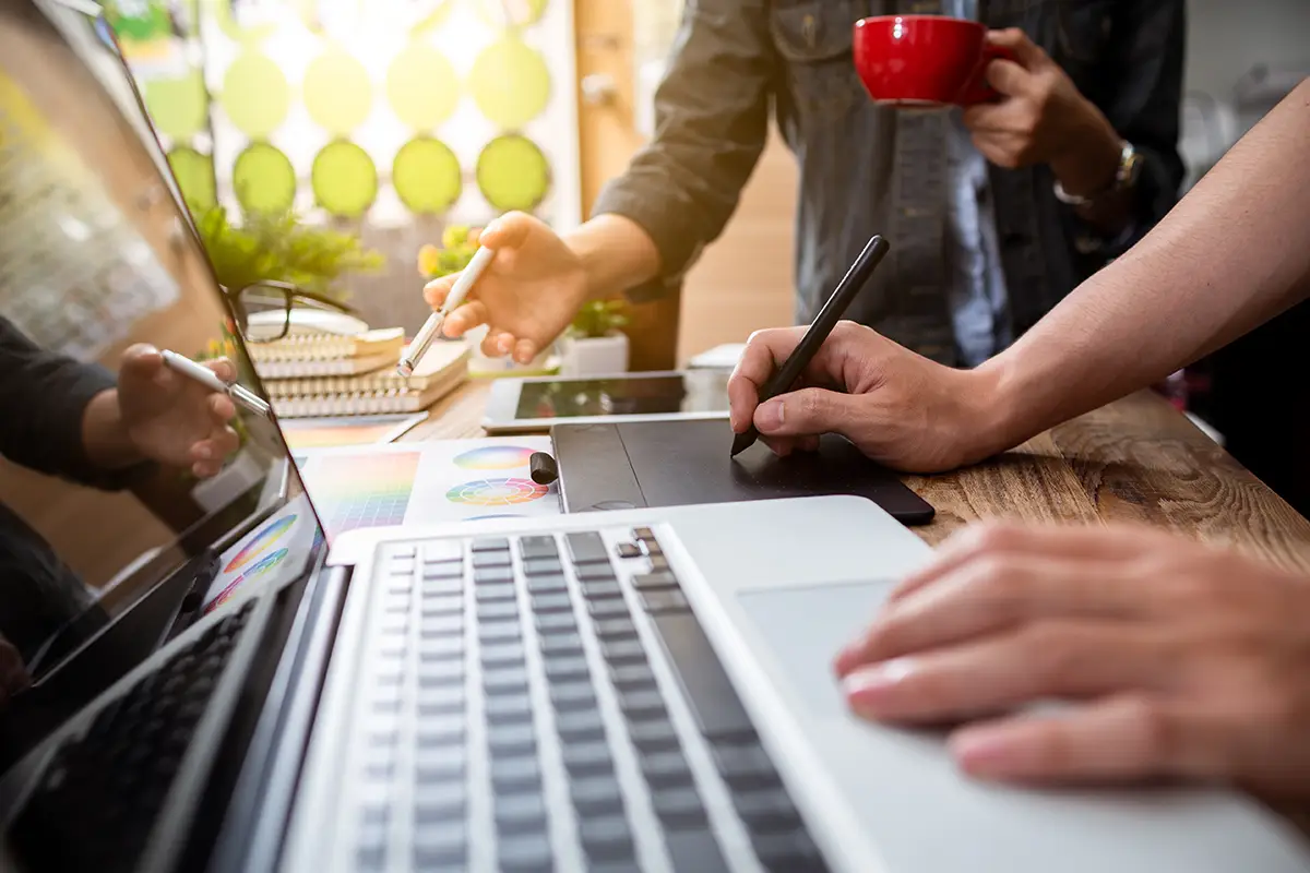 membres agence marketing discute