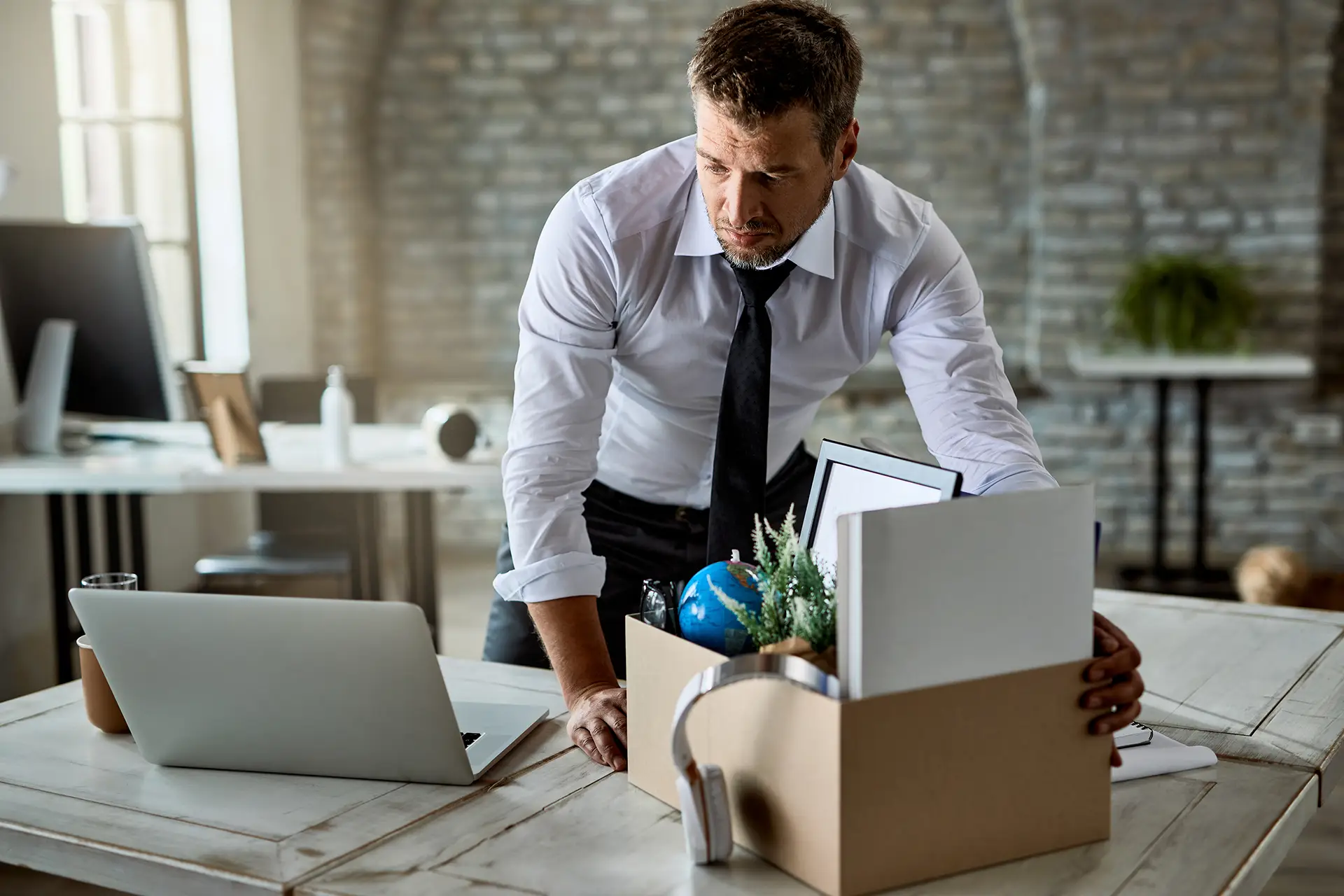Un homme d'affaire qui prépare son déménagement d'entreprise