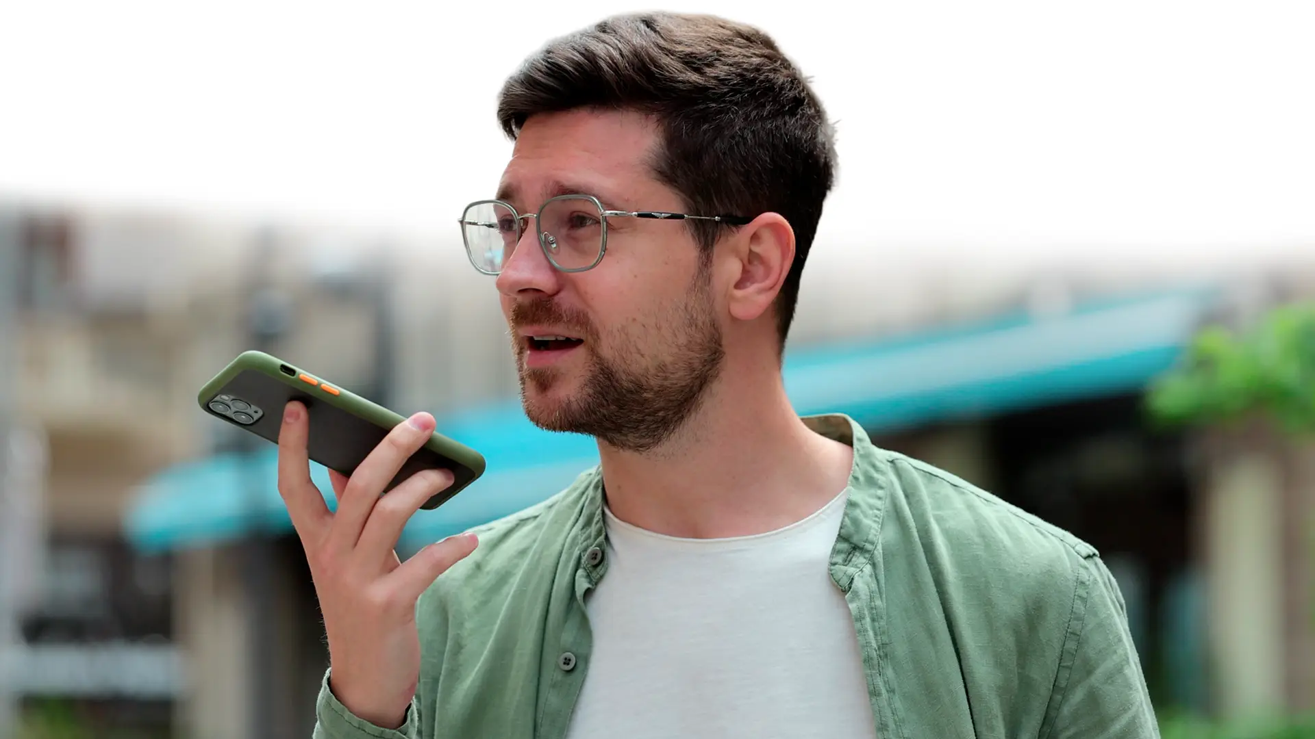 Homme utilisant un smartphone pour faire une recherche vocale pour une PME